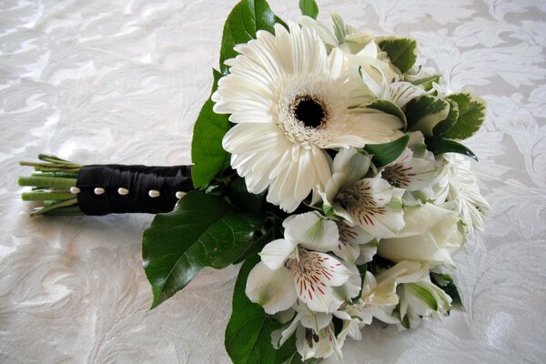 Piccolo bouquet con fiori bianchi