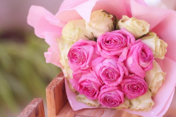 Ein schöner Blumenstrauß aus rosa und cremigen Rosen