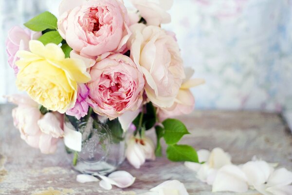 Un ramo de rosas se encuentra en general en la mesa