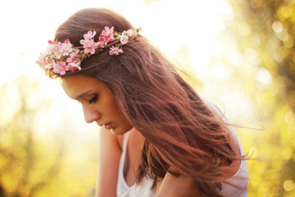 Ragazza con corona di fiori giorno d estate