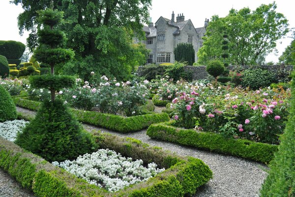 Giardino fiorito di fronte al castello grigio