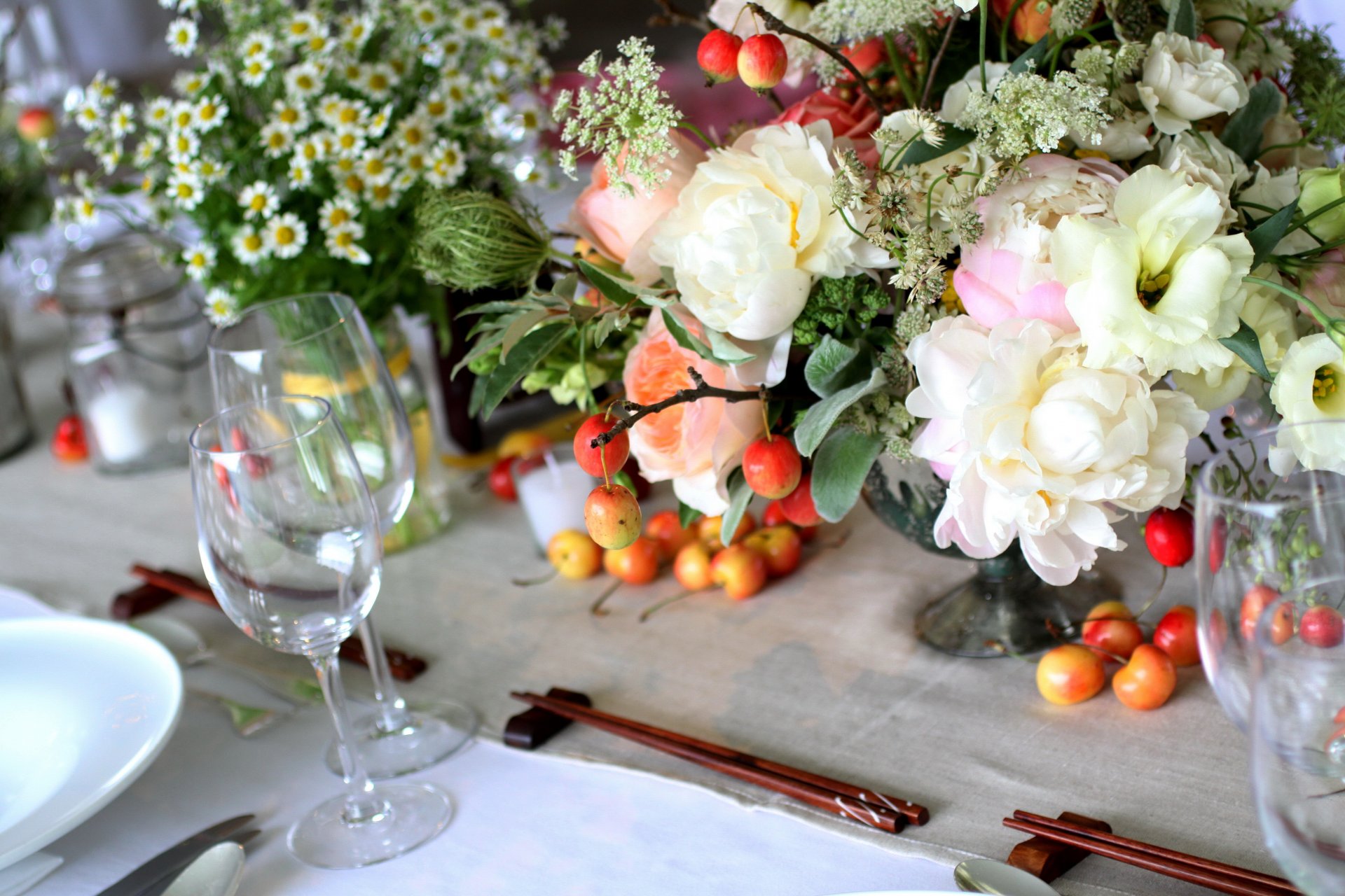 bouquet vase table servir baguettes chinoises verre à vin marguerites pivoines fleurs cerise