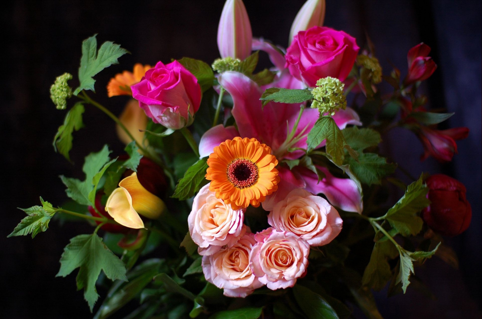 blumenstrauß rosen chrysantheme blätter