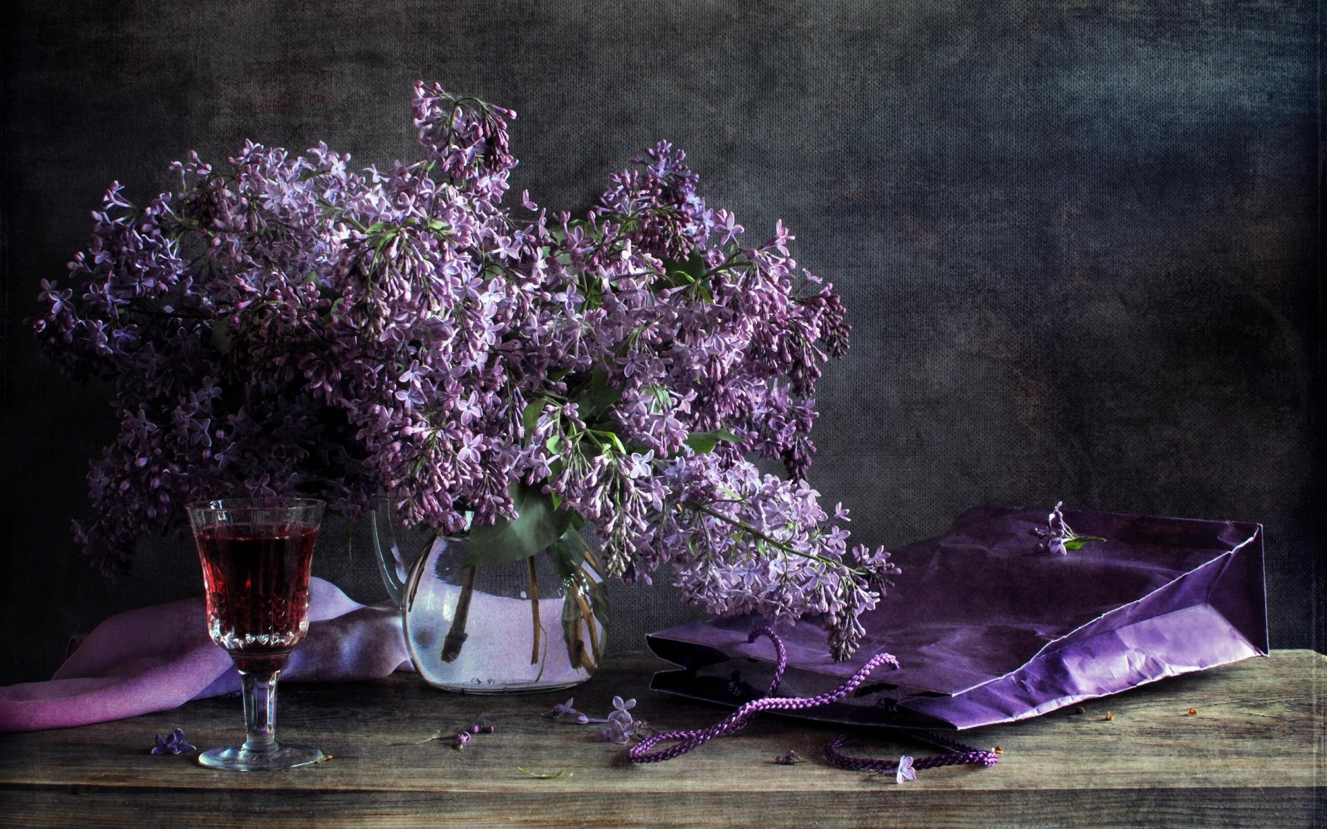 lilla natura morta fiori vaso bicchiere vino tavolo pacchetto