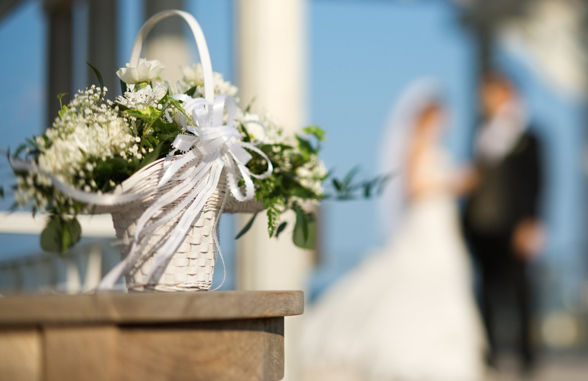 korb blumenstrauß blumen band bokeh hochzeit bräutigam braut