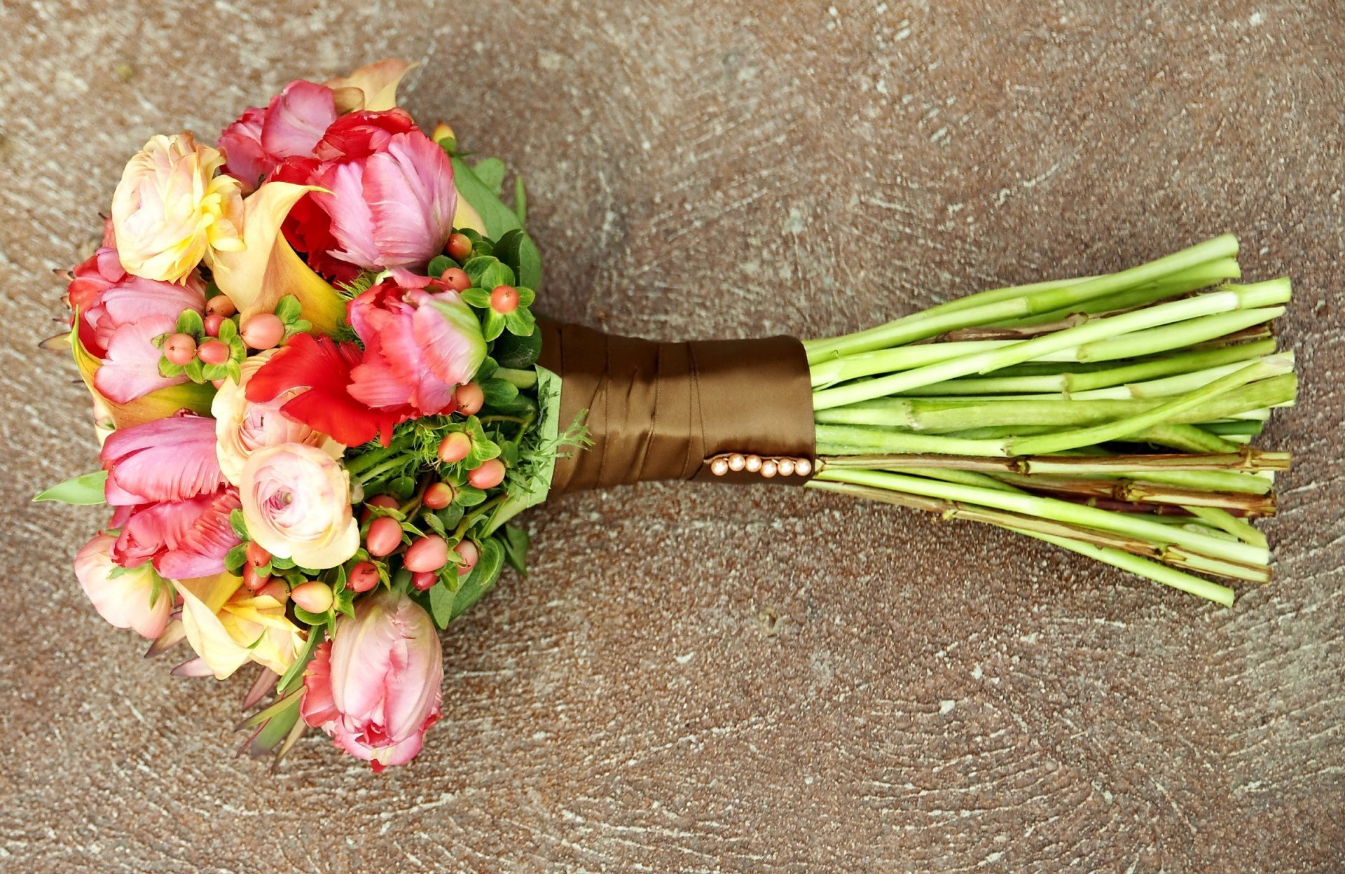 fleurs ranunculus bouquet joliment multicolore rouge rose jaune vert