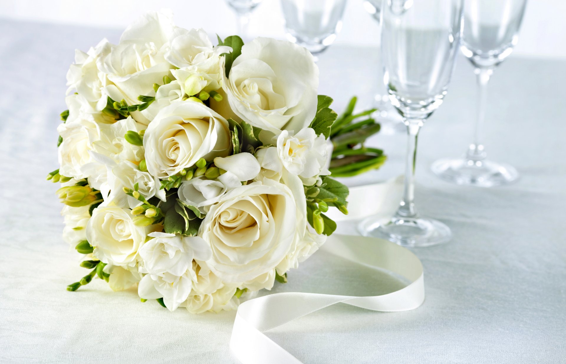 rosas flores blanco ramo cinta mesa copas de vino