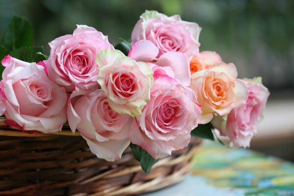 Che raffinatezza in una combinazione di rose e cestini