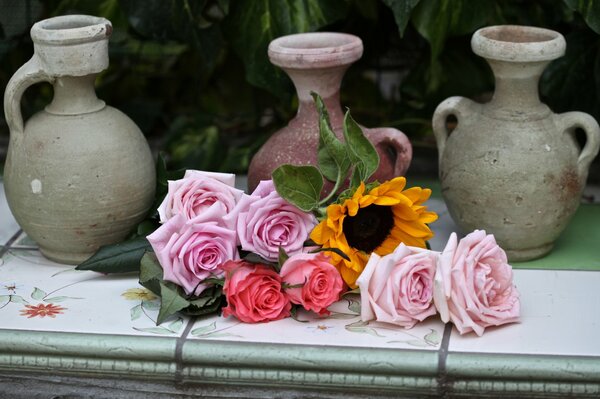 Bouquet de roses roses et tournesols