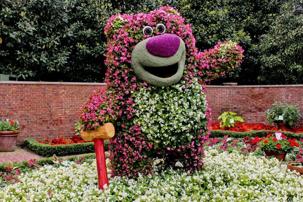 Ours multicolores de fleurs dans le parc