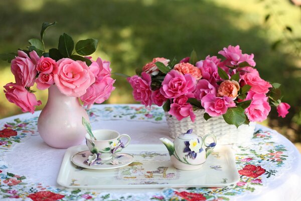 Teekanne Tasse und Tablett neben Rose