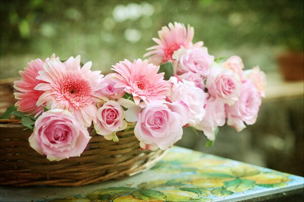 Korb mit Rosen und Gerbera für Geschenk