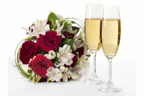 Bouquet de fleurs et deux verres de champagne