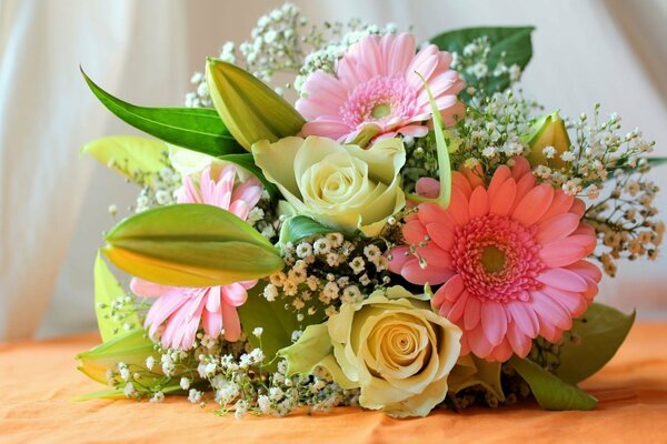 Ein Blumenstrauß aus Rosen und Gerbera für einen geliebten Menschen