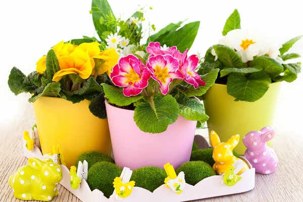 Ostern-Stillleben mit Kaninchen und Blumen