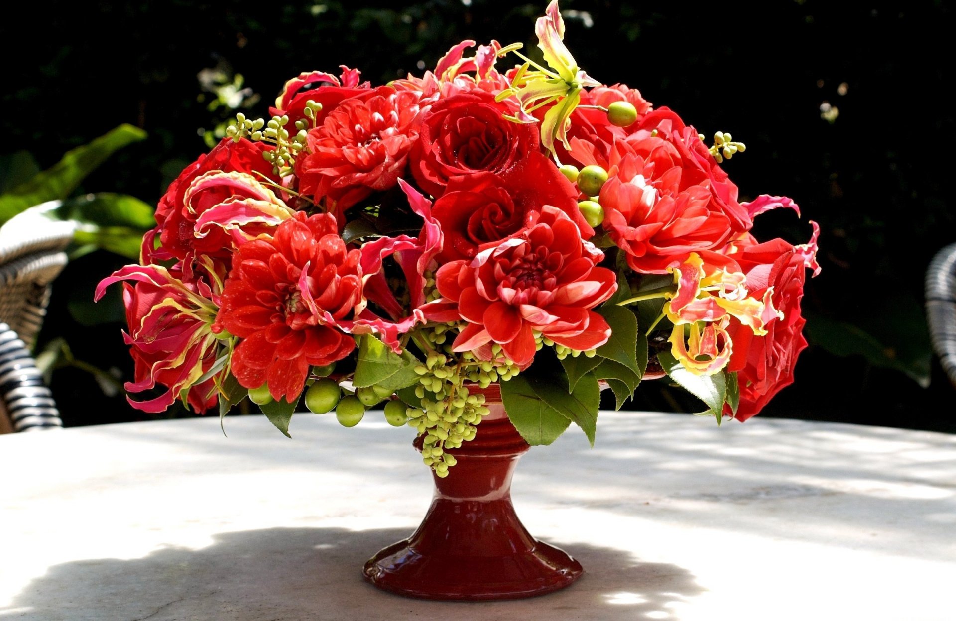 blumen blumenstrauß vase gloriose dahlien rosen rot