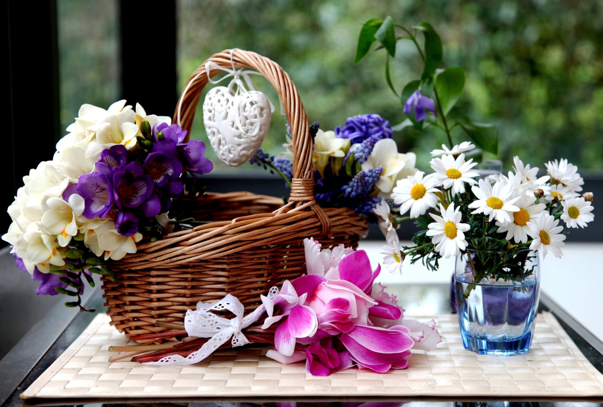 blumen alpenveilchen gänseblümchen hyazinthen freesien korb herz glas wasser