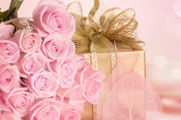 Cadeau surprise et roses roses