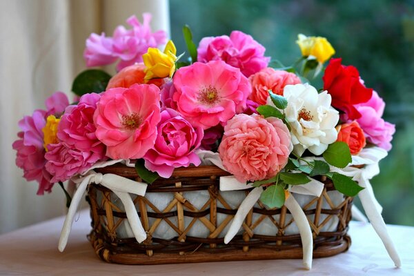 Corinka avec des roses sur la table