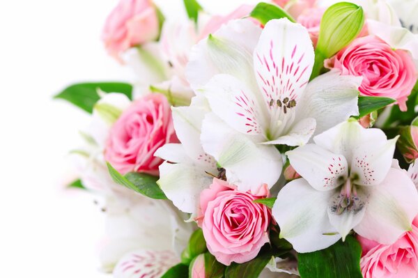 Blumenstrauß aus rosa Rosen und weißen Orchideen