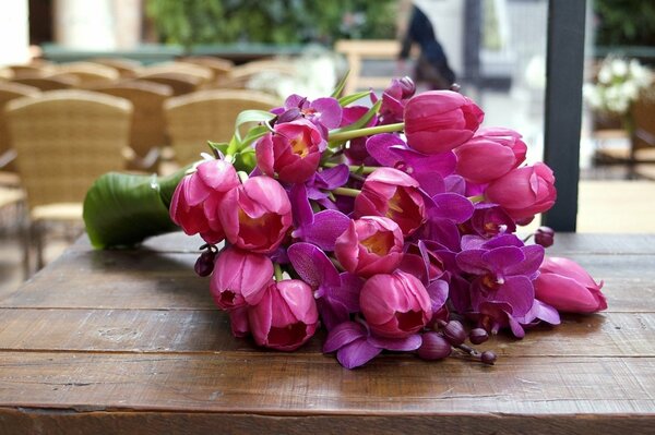 Hermoso ramo de orquídeas rosas