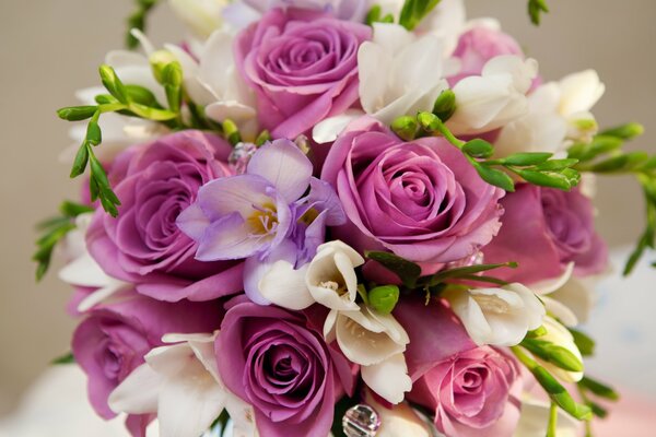 Brautstrauß mit Rosen und weißen Blumen