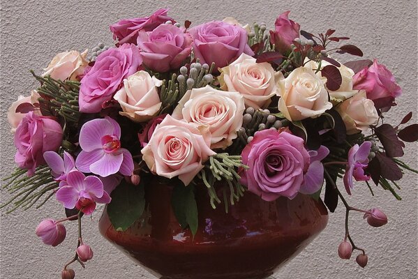 Bouquet de fleurs dans un vase en céramique