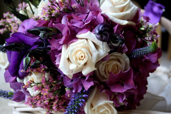 Bouquet di gotensia, rose ed eustoma