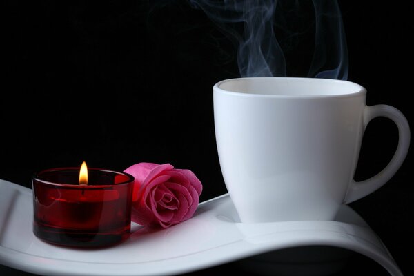 Tasse de fleur chaude et bougie