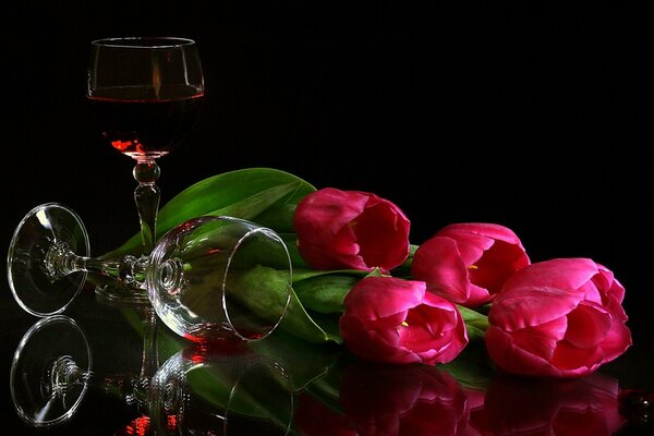 Nature morte gracieuse. Tulipes roses et verres de vin