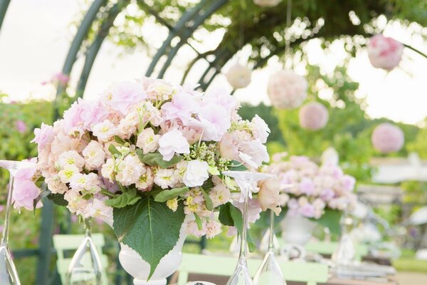 Bouquet festif dans des tons délicats