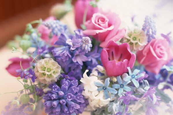 Blumenarrangement mit Rose und Flieder