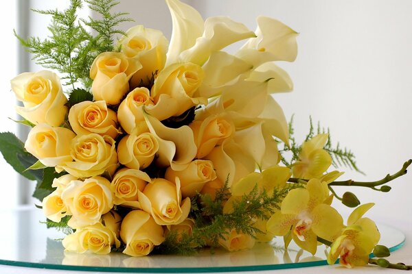 Yellow roses are lying on the table