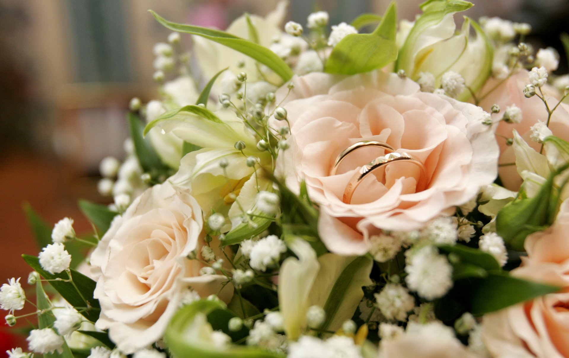 anillos de compromiso ramo rosas boda