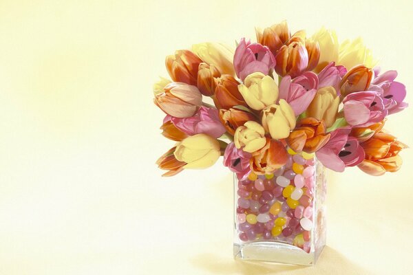 Tulipani in un vaso con elementi decorativi. Toni autunnali