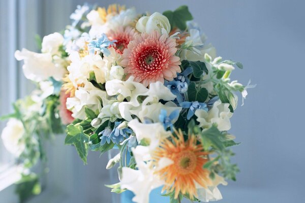 Bouquet di fiori di lusso vicino alla finestra