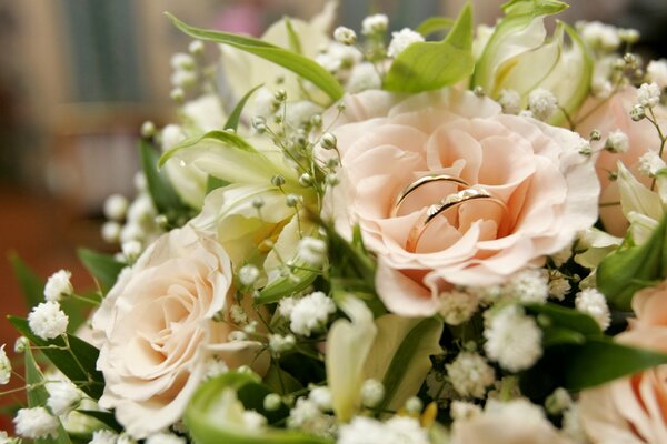 Bagues de fiançailles dans un bouquet de mariage