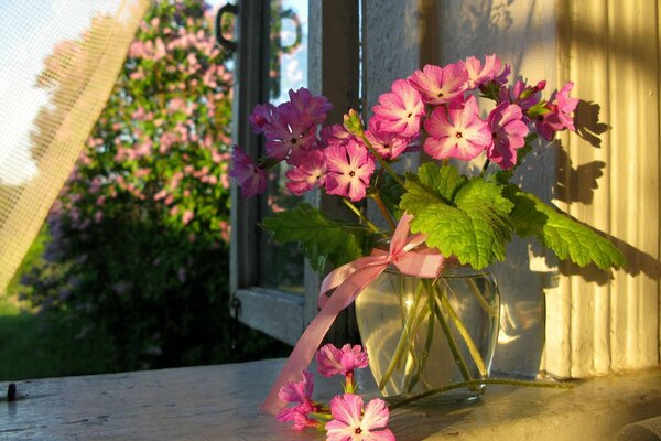 Blumenstrauß von Sommerblumen auf der Fensterbank