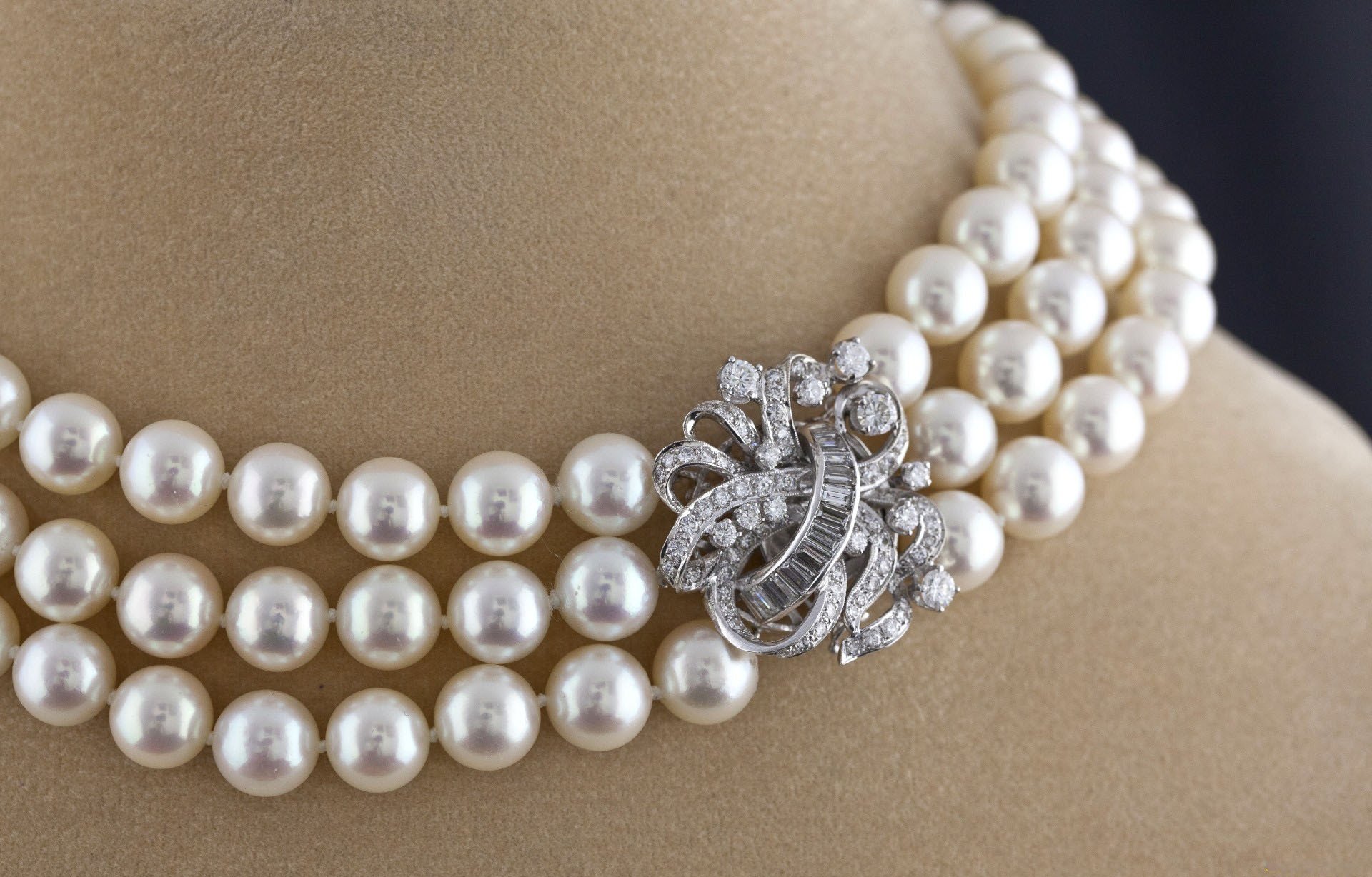 neck beads pearl white