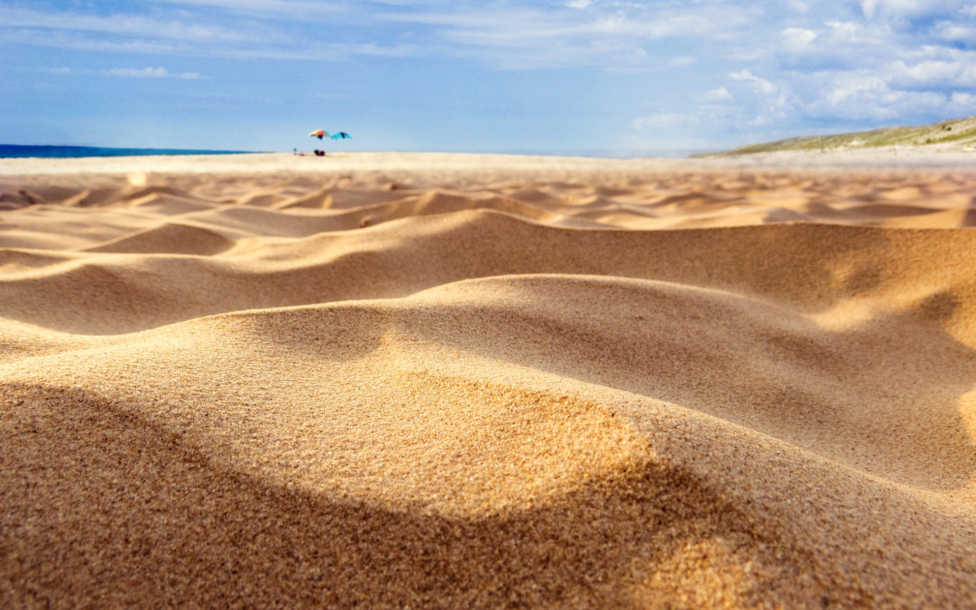 sable plage mer parasols mise au point