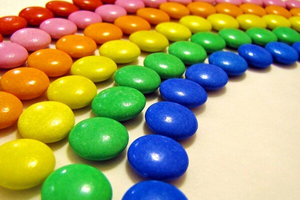 Arcobaleno colorato di caramelle confetti