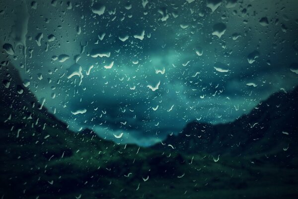 Vista fuera de la ventana, vidrio en gotas de lluvia