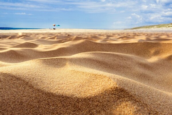 Sable ondulé sur la plage. Ciel