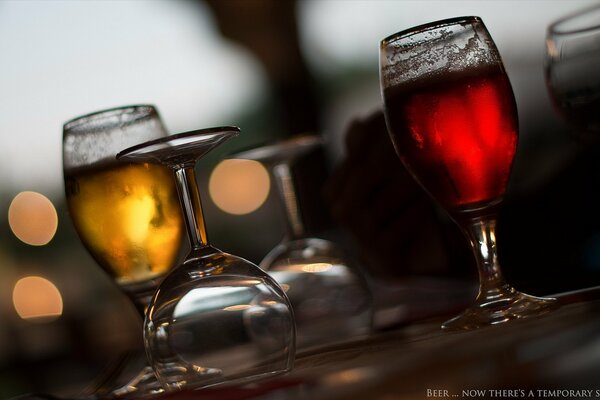 Verres à vin avec des boissons colorées sur la table