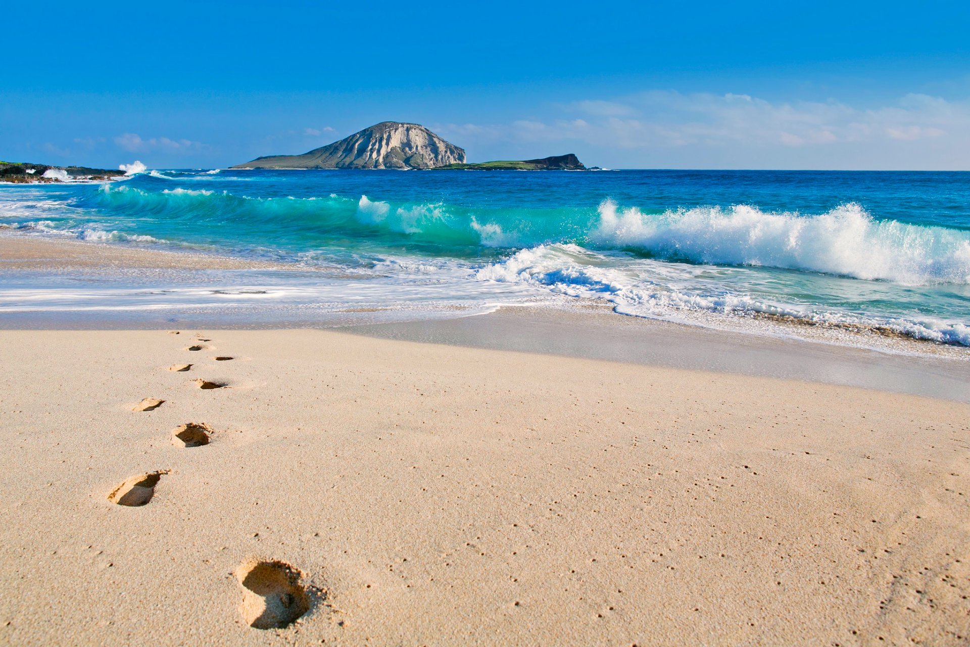 estados unidos hawaii islas hawaianas oahu isla del conejo océano pacífico mar océano olas playa huellas cielo montaña roca invierno enero ade hopkins foto