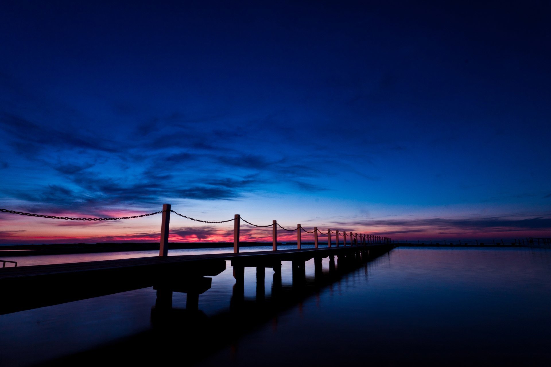 natur brücke brücke zaun stöcke bretter kette meer wasser fluss horizont himmel rosa wolken abend hintergrund tapete widescreen vollbild widescreen widescreen