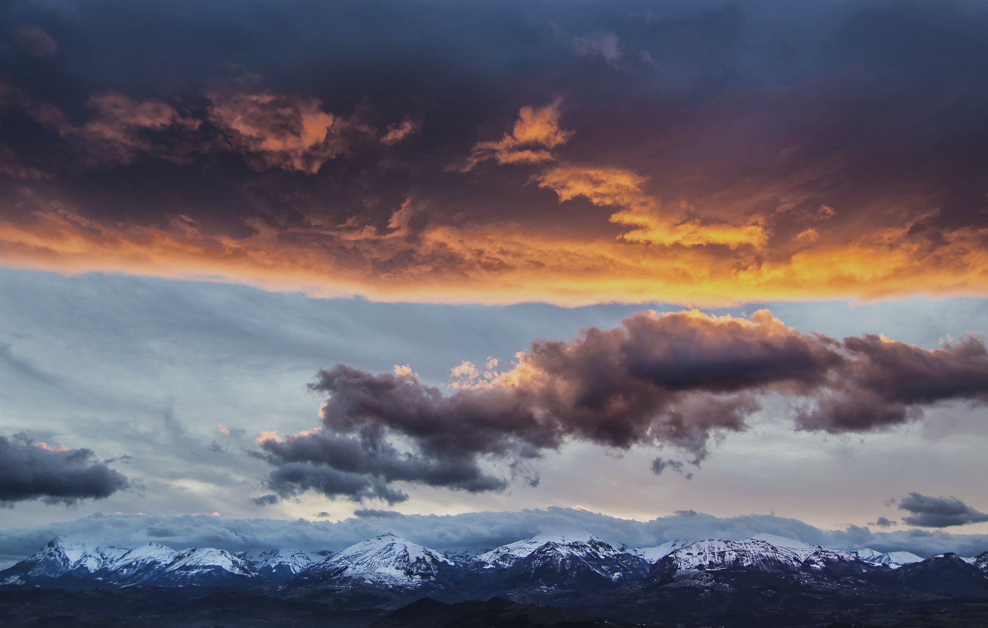 italien apenninen berge gipfel schnee dunst abend himmel wolken landschaft