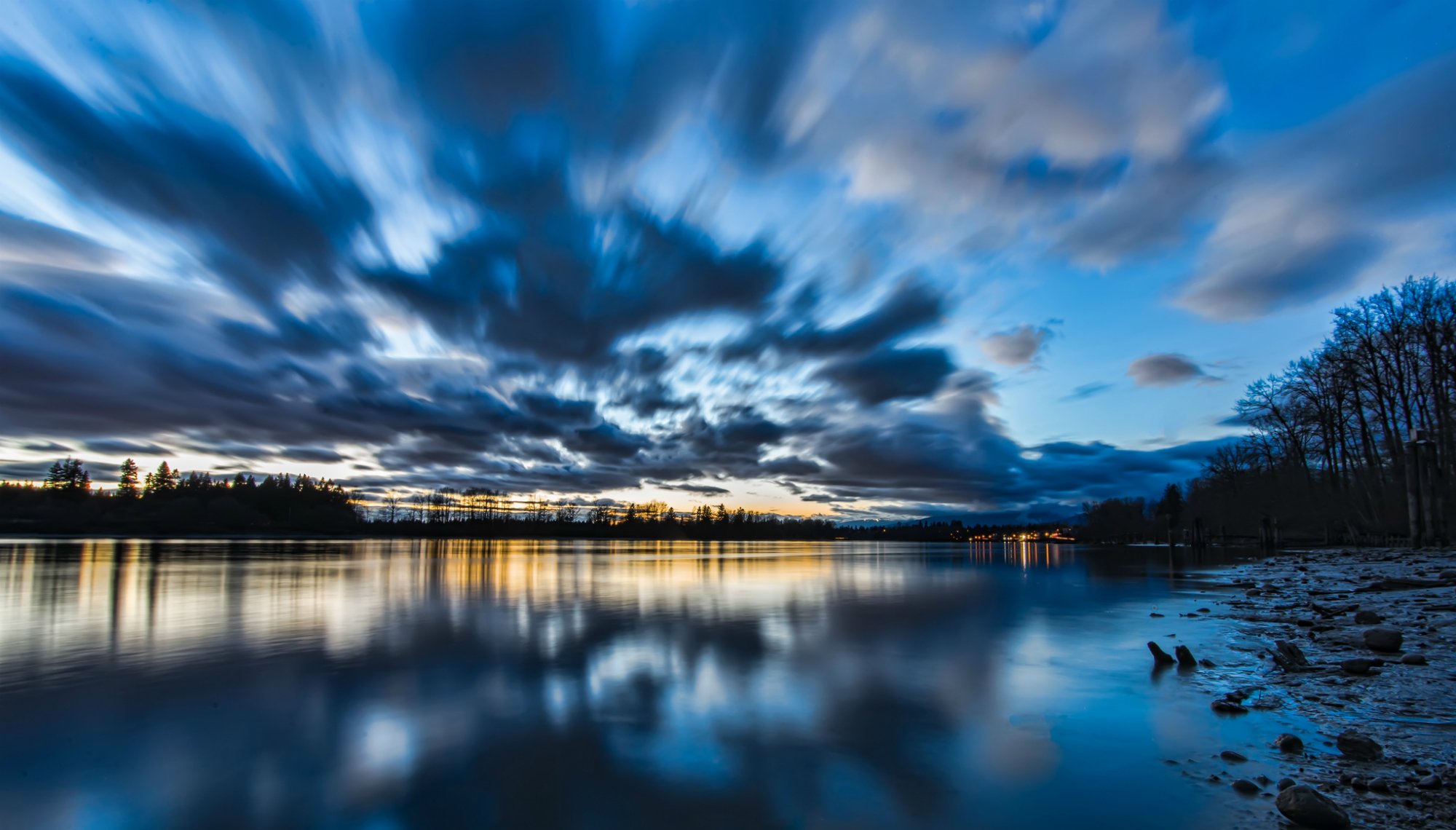 canada colombie-britannique lac eau surface côte arbres soir coucher de soleil ciel nuages réflexion bleu