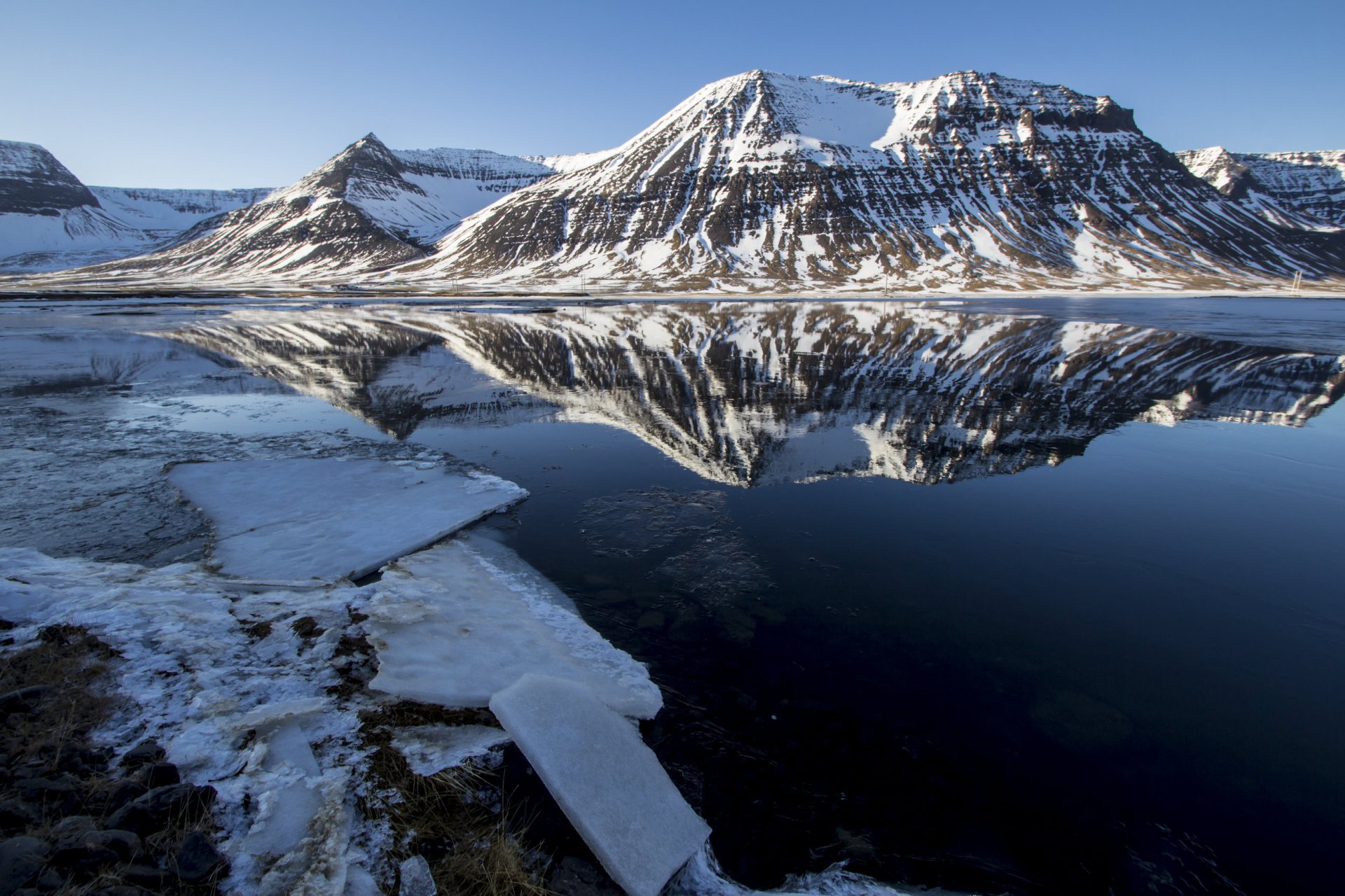 montañas lago nieve hielo frío costa soleado reflexión