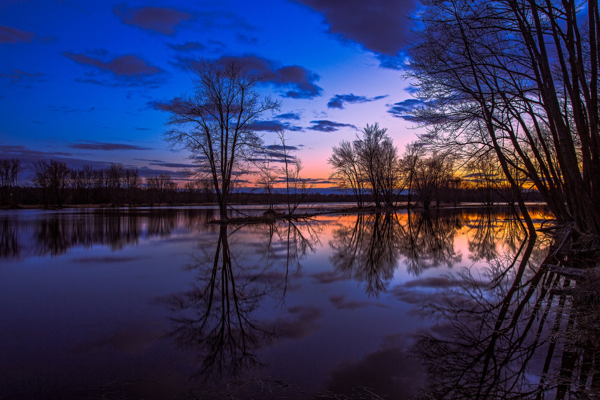 canadá ontario lago reflexión árboles tarde naranja puesta de sol azul cielo nubes